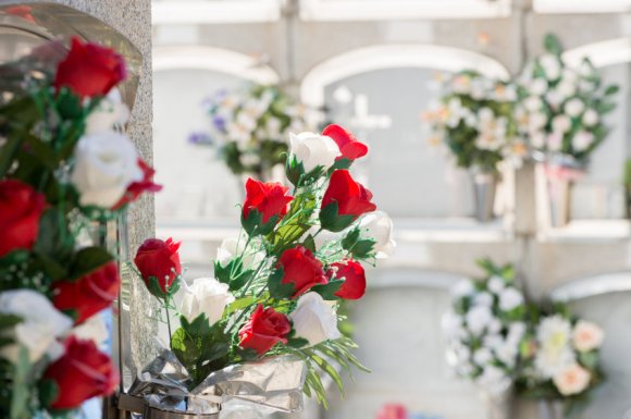 Nettoyage et fleurissement de sépulture par fleuriste à Avignon